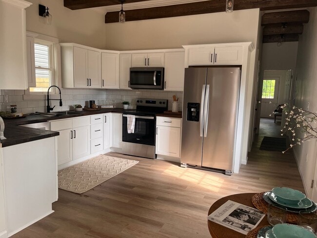 Building Photo - Beautiful new construction off Rivermont! ...
