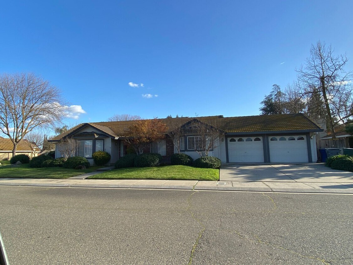Primary Photo - Beautiful 3 bedroom/ 2 bathroom home