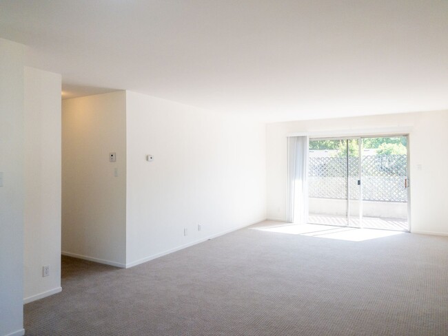 Building Photo - BRIGHT Remodeled Downtown 1BR/1BA Flat! Pa...