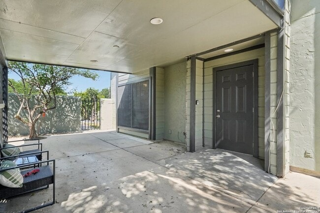 Building Photo - 10609 Starcrest Dr