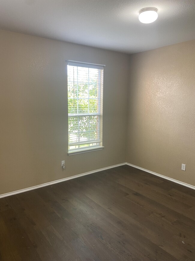 Foto del edificio - 3216 Claymore St