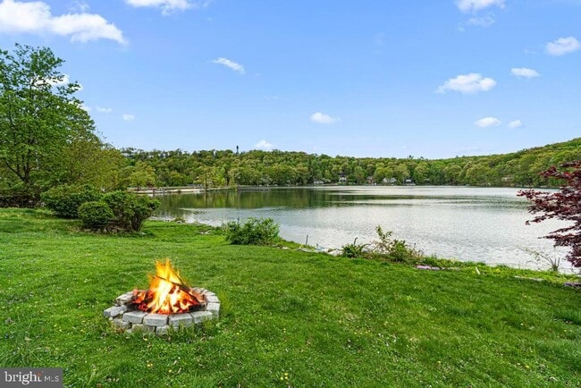 Building Photo - 39 Upper Lakeview Ave