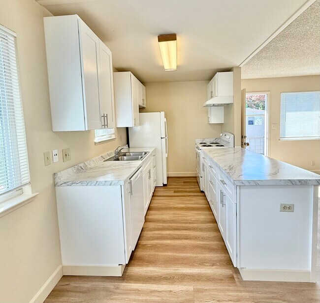 Foto del edificio - 2120 Chrysler Dr