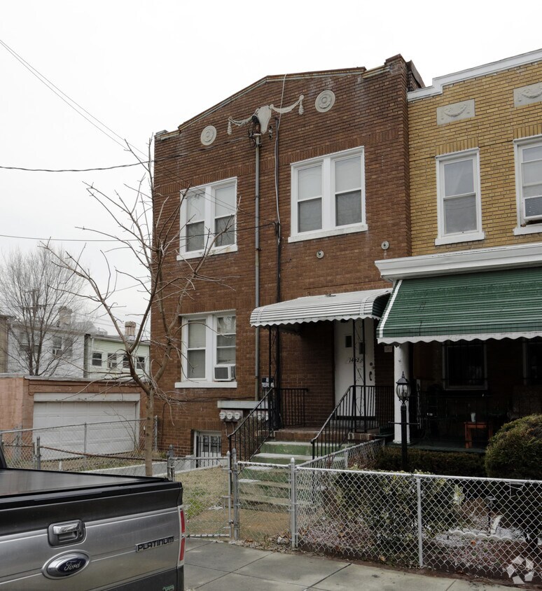 Foto del edificio - 1402 T St SE