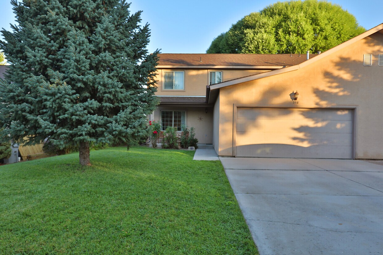 Foto principal - 228 S Golden Dr