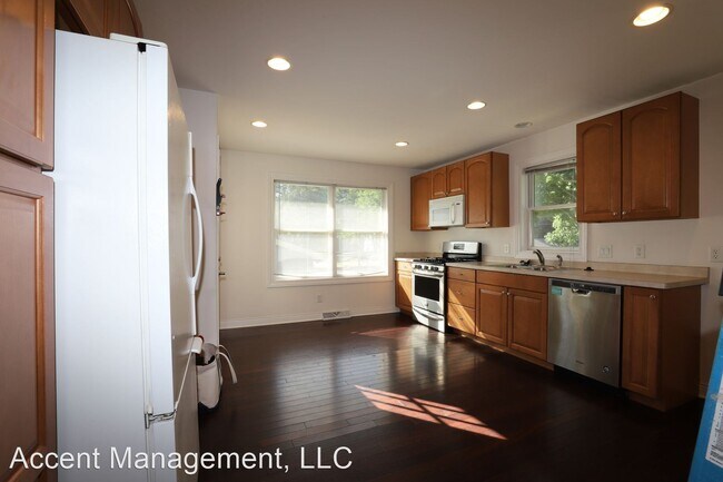 Building Photo - 5 br, 2 bath House - 2021 Monroe St