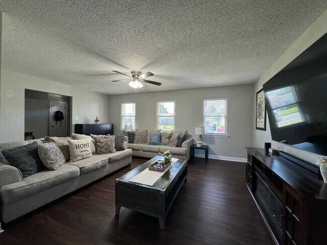 Building Photo - Welcome to this beautifully maintained sin...