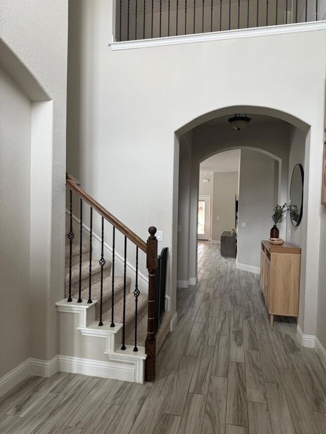 Building Photo - READY TO RENT 5 BEDROOM HOME on oversized lot
