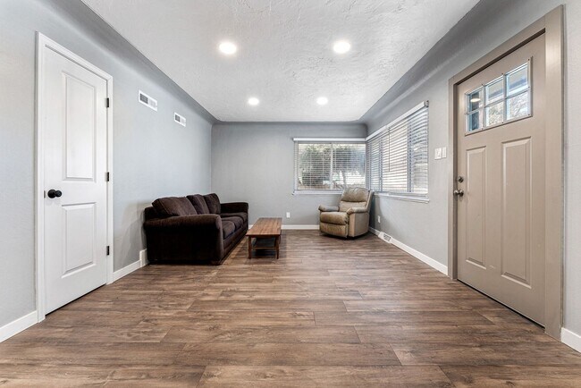 Building Photo - Updated Townhome in NE Park Hill!
