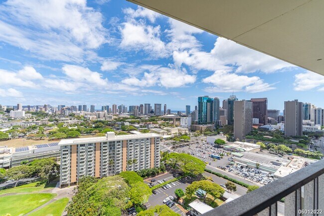 Building Photo - Spectacular Panoramic Views From 2BR 1BA with PARKING Close To Kaka'ako!
