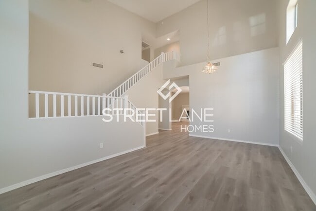 Building Photo - Spacious 6 bedroom home with a POOL in Sur...