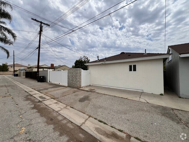 Building Photo - 9009 Monogram Ave