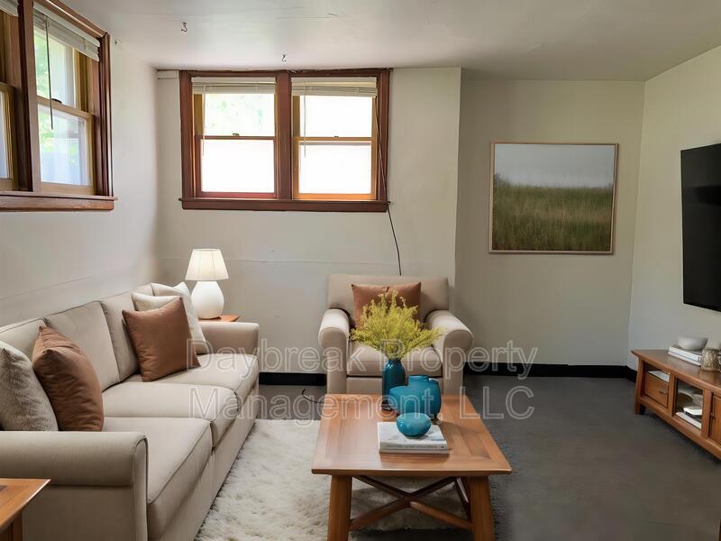 Foto principal - 709 4th St S