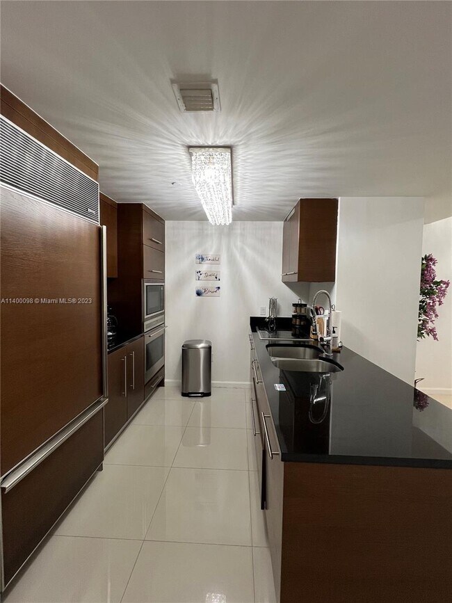 Building Photo - 485 Brickell Ave
