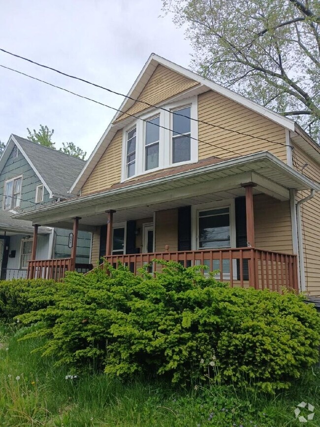 Building Photo - 527 White St.