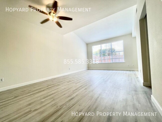 Building Photo - 3 Bedroom Townhome in Fantastic Area Avail...