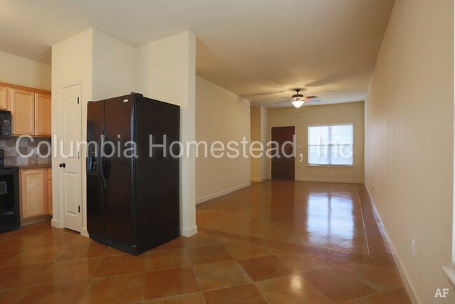 Building Photo - Great 4 Bedroom Duplex