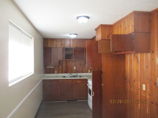 Building Photo - 1518 N Davis St