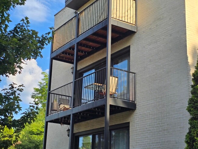 Foto del edificio - 1711 W Jarvis Ave