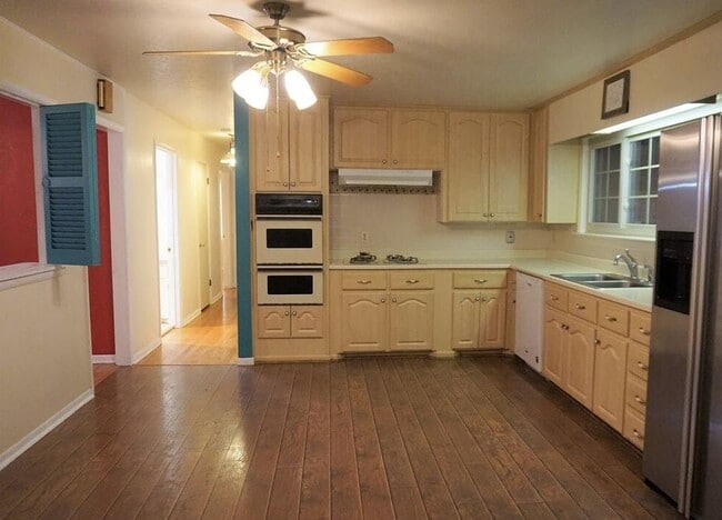 Kitchen - 5001 Lindale Dr