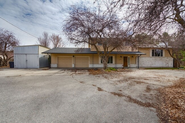 Foto del edificio - Large home with shop on over 1/2 acre.