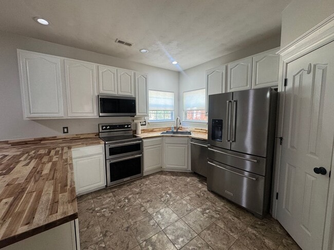 Building Photo - Beautifully Spacious Chesapeake Home