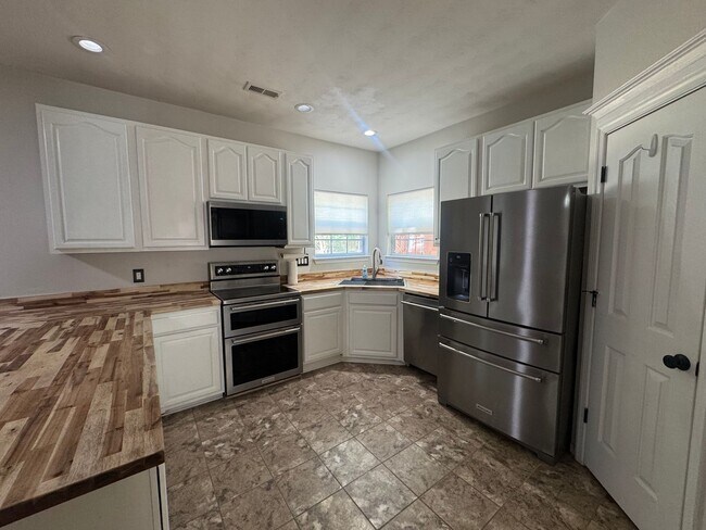 Foto del edificio - Beautifully Spacious Chesapeake Home