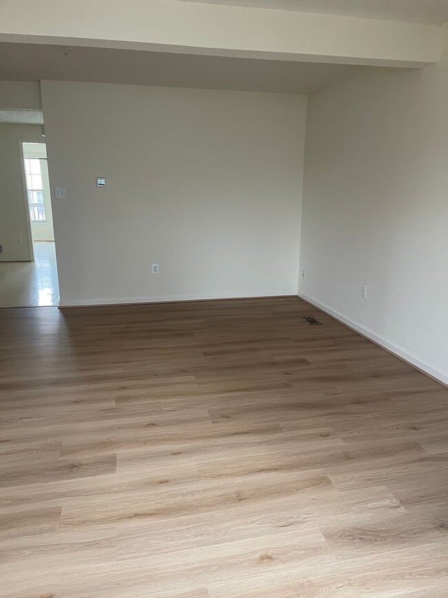Building Photo - END UNIT TOWNHOUSE CLOSE TO WESTVIEW, 270 ...