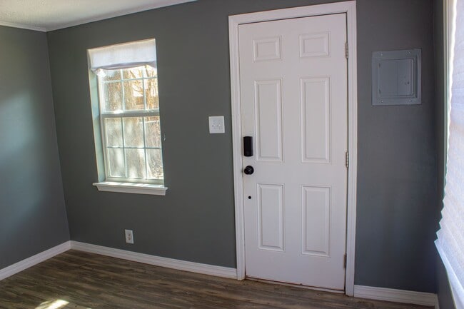 Building Photo - 1 Bed | 1 Bath in Midtown Tulsa!