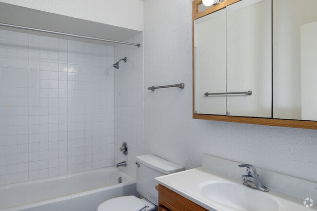 2BR, 2BA - 1,020SF - Second Bathroom - Deer Run Apartments