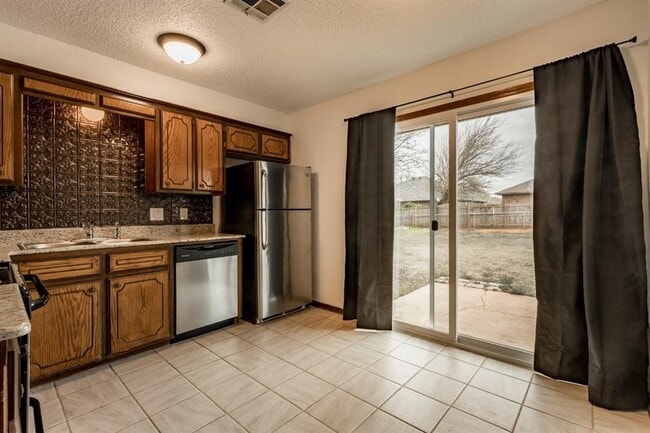 Building Photo - 722 W Perry Dr
