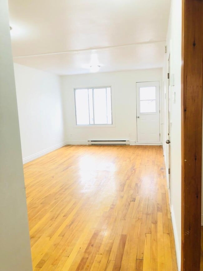 Building Photo - 7983 Av De Lorimier