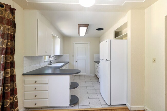 Foto del edificio - Eastside Charmer with 3 bedrooms 1.75 bath...
