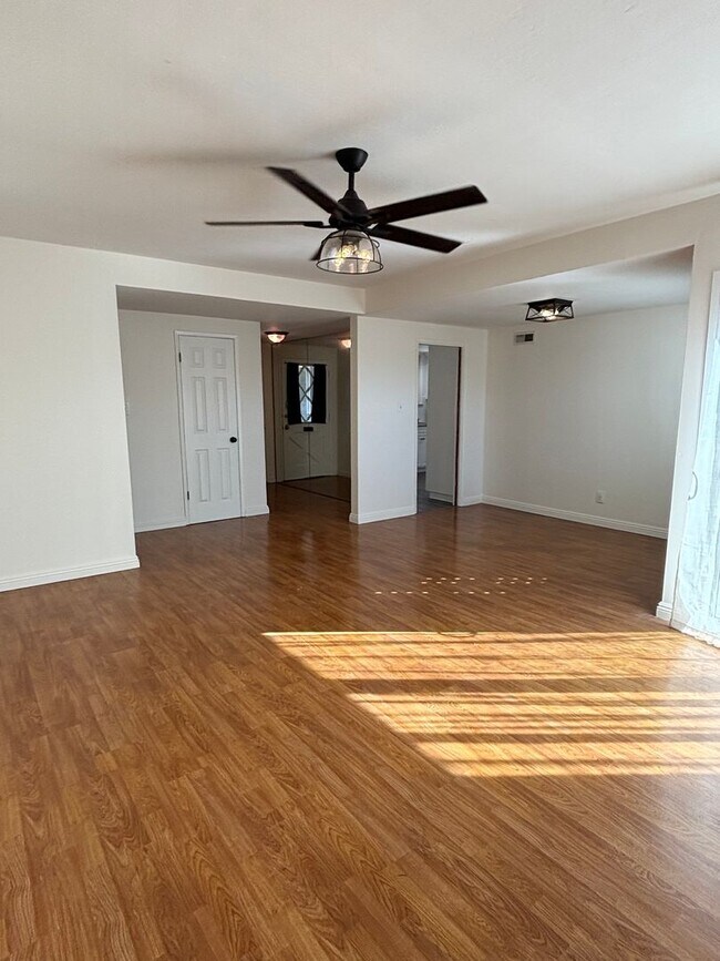 Foto del edificio - Spacious 3-Bedroom Home with Backyard & 2-Car Garage in Lakewood