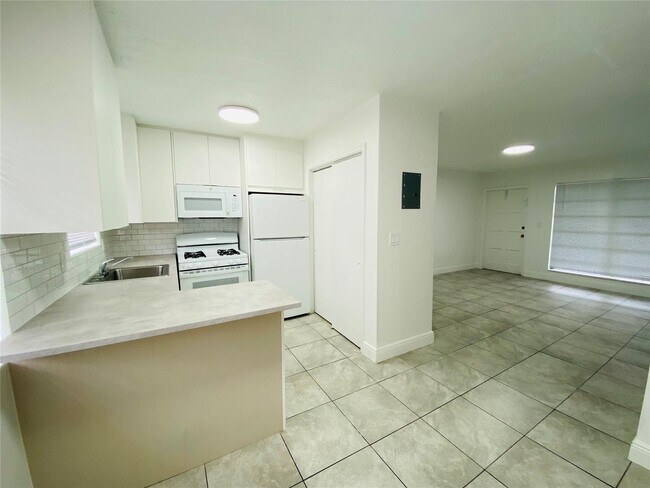 Foto del edificio - 5920 NW 16th Pl
