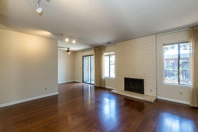 Building Photo - 1 br, 1 bath House - 5064 N Forkner Ave