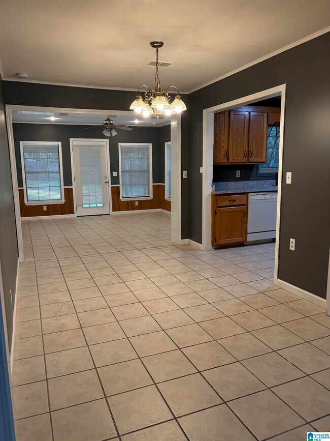 Building Photo - 3826 Springhill Dr
