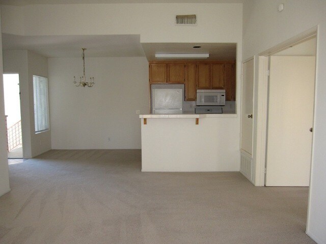 Building Photo - 2 bedroom 2 bath Upper Level Condo