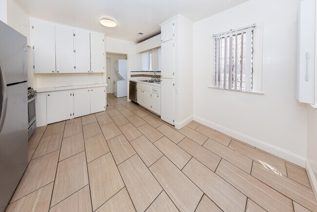 Foto del edificio - 1006 N Edinburgh Ave