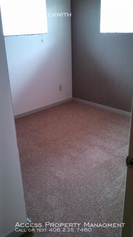 Building Photo - 2 Bed 1 Bath Pet Friendly Unit! Free Rent!!!