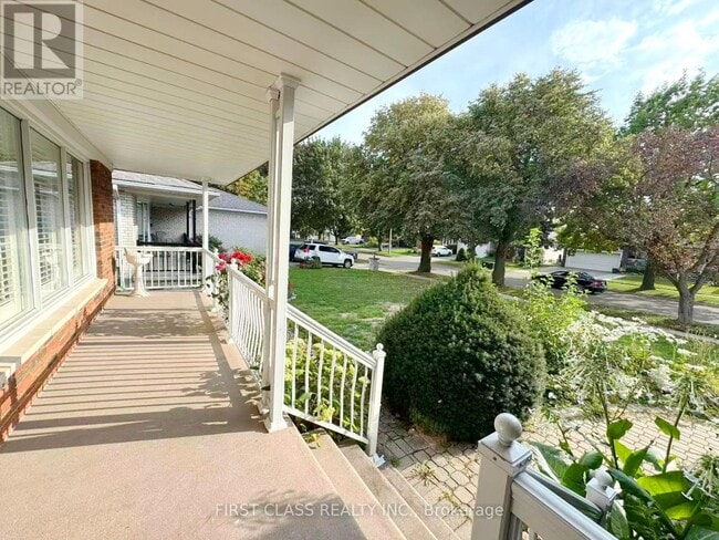 Building Photo - 3277 Cardross Rd