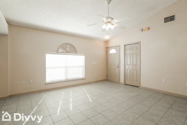 Foto del edificio - 5577 Oak Crossing Ct