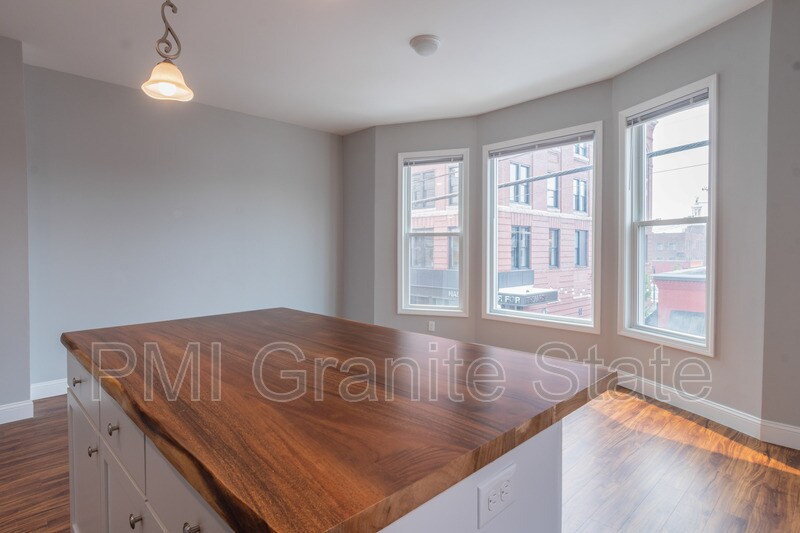 83 W Pearl St Nashua, NH 03060 Alquileres en Nashua, NH