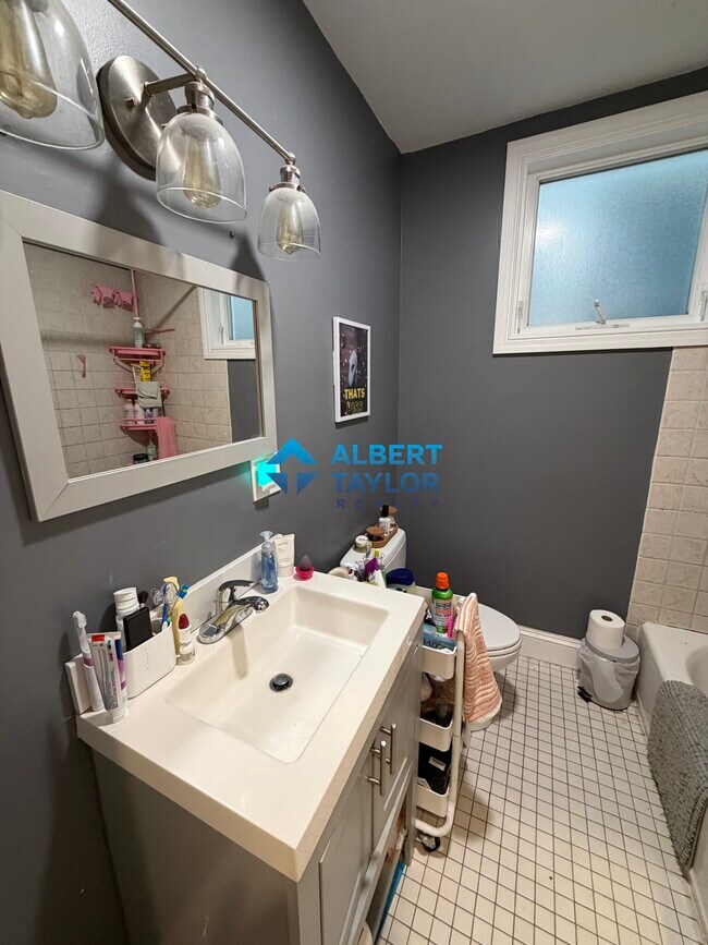 Building Photo - 99 Calumet St