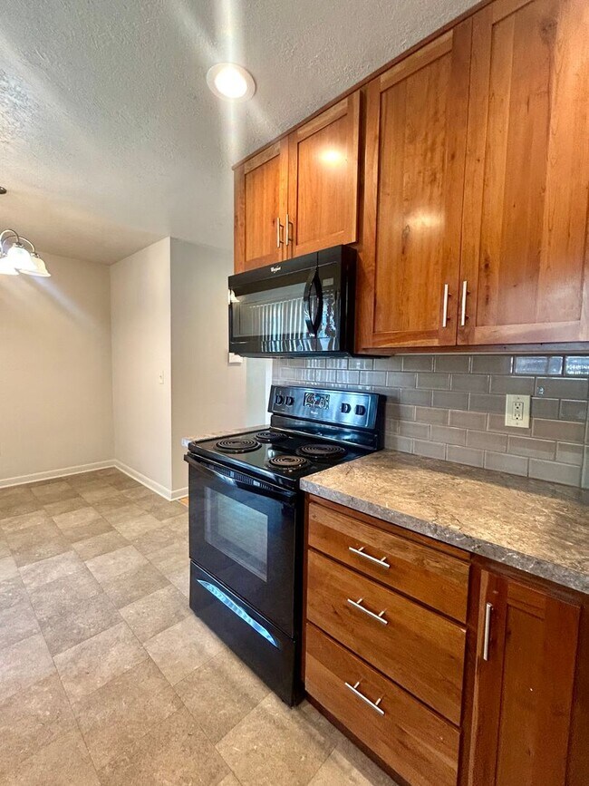 Foto del edificio - Three Bedroom Home (NE Salem)- W/D Hookup & Fenced Backyard