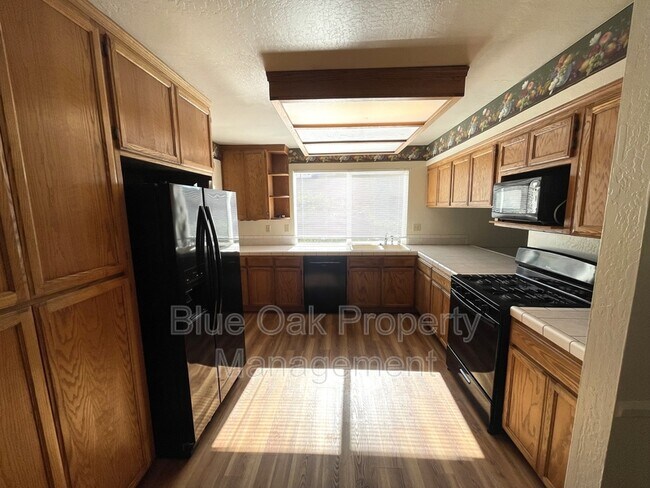 Building Photo - 930 St Clair Dr