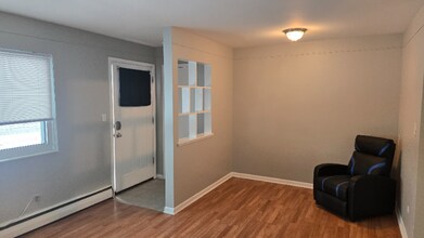 Building Photo - 705 E Bennett Ave