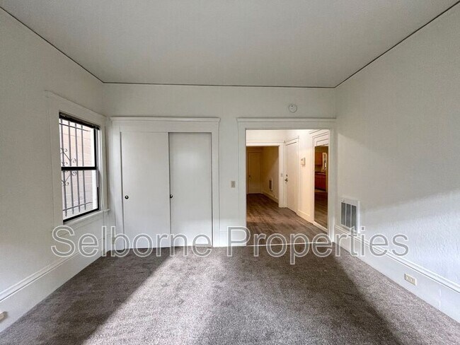 Foto del edificio - 359 Grand Ave