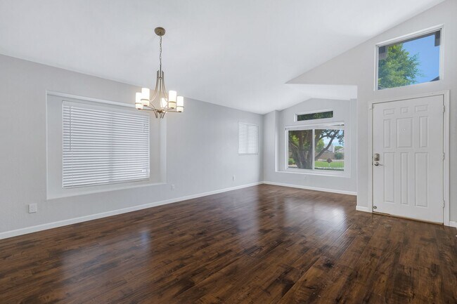 Foto del edificio - 4 Bedroom/2 Bathroom Remodeled home with S...