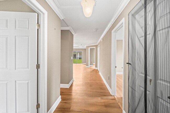 Building Photo - Charming 2 bedrooms+ DEN , 2 bathrooms dup...
